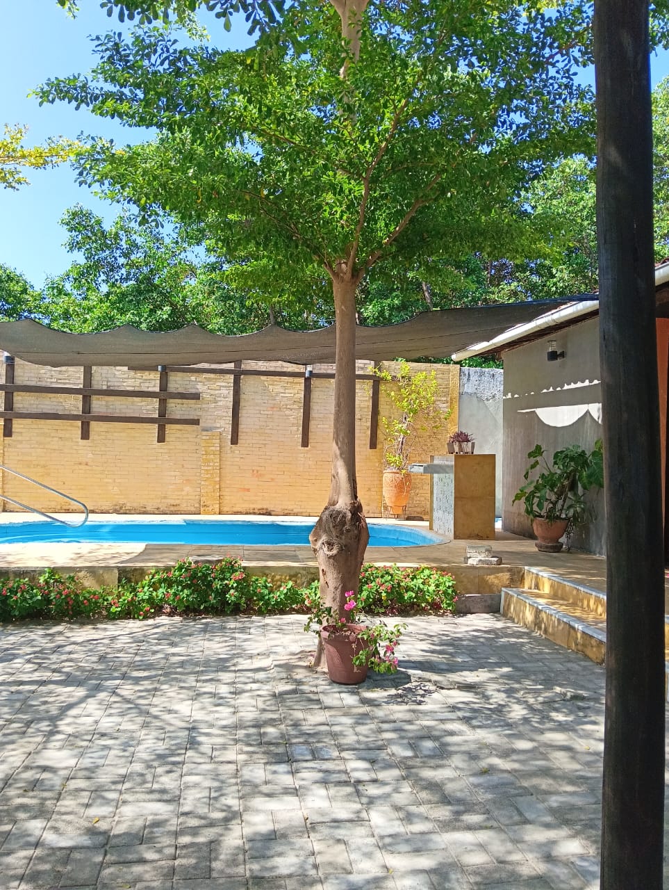 Piscina e área externa da Pousada Encanto do Porto.